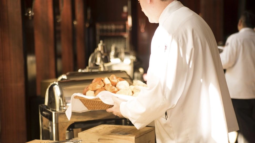 Un client a fost taxat de restaurant cu 2 euro pentru că i s-a tăiat pâinea în două