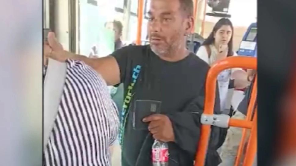 Mai multe femei, nevoite să se apere de un individ dubios: "Te omor acu, că mă dau jos!" Scene șocante într-un autobuz din Cluj