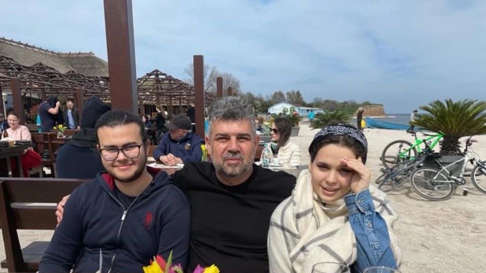 Marcel Ciolacu, alături de fiul său și viitoarea sa noră/ Foto: Facebook