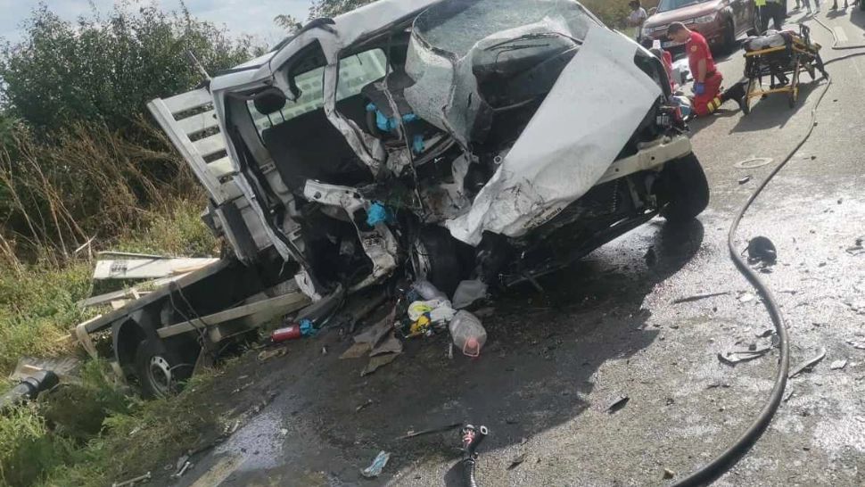 Accident grav: 3 angajați ai Companiei de apă Arad au murit. Autoutilitara, spulberată de un șofer care a adormit la volan