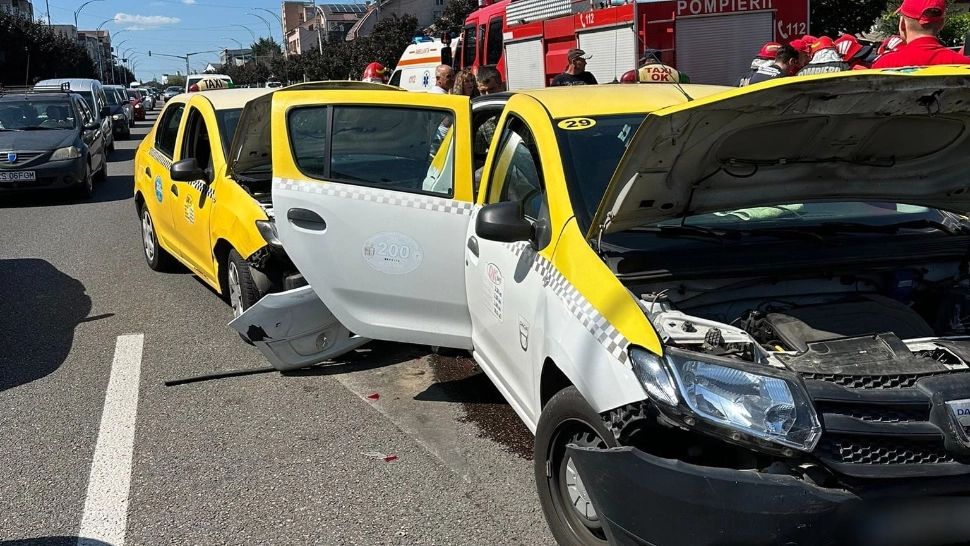 Accident în lanț, cu multiple victime, în Drobeta Turnu Severin: 4 mașini, făcute praf - FOTO