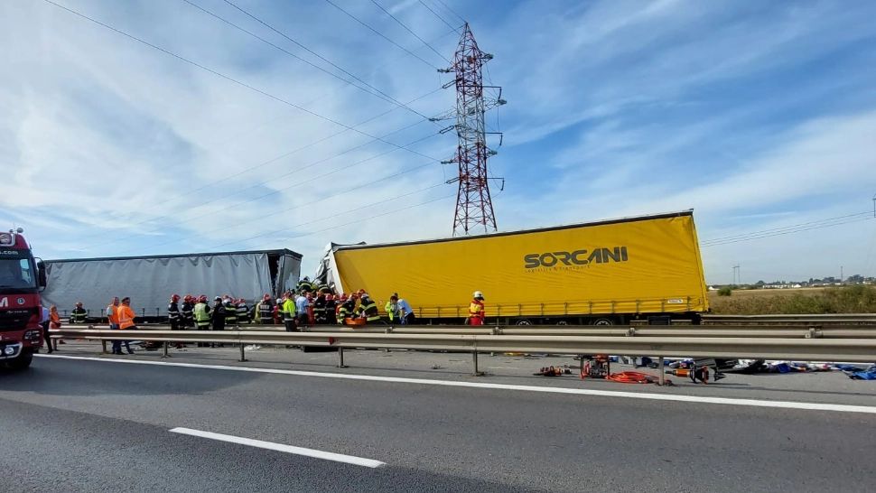 Accident grav, pe A1: o mașină a fost strivită între două tiruri