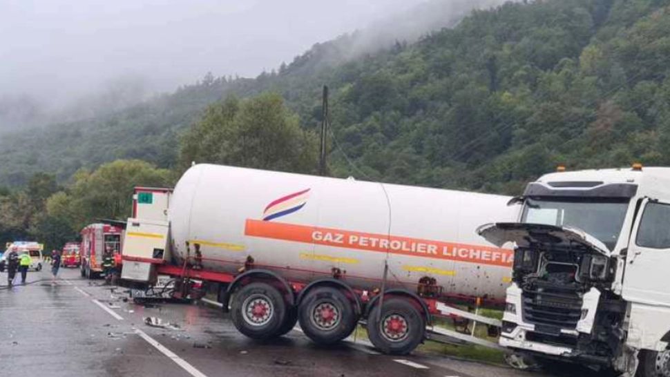Pericol de explozie pe Valea Oltului, după ce o cisternă GPL și un TIR s-au ciocnit! Scurgeri de motorină pe asfalt