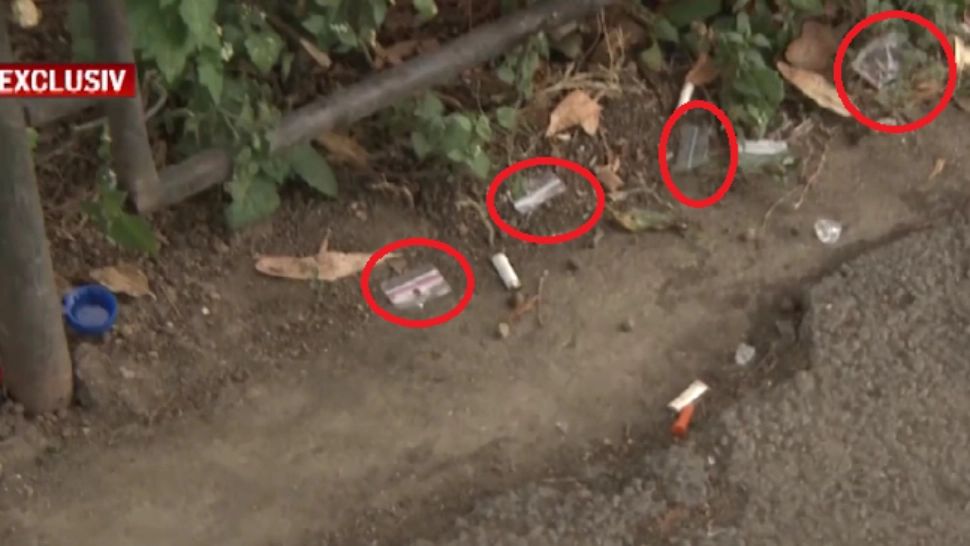 Consumatorii de droguri NU se mai ascund! Tinerii, filmați de la geam în timp ce par că prizează - Imagini exclusive din Centrul Capitalei