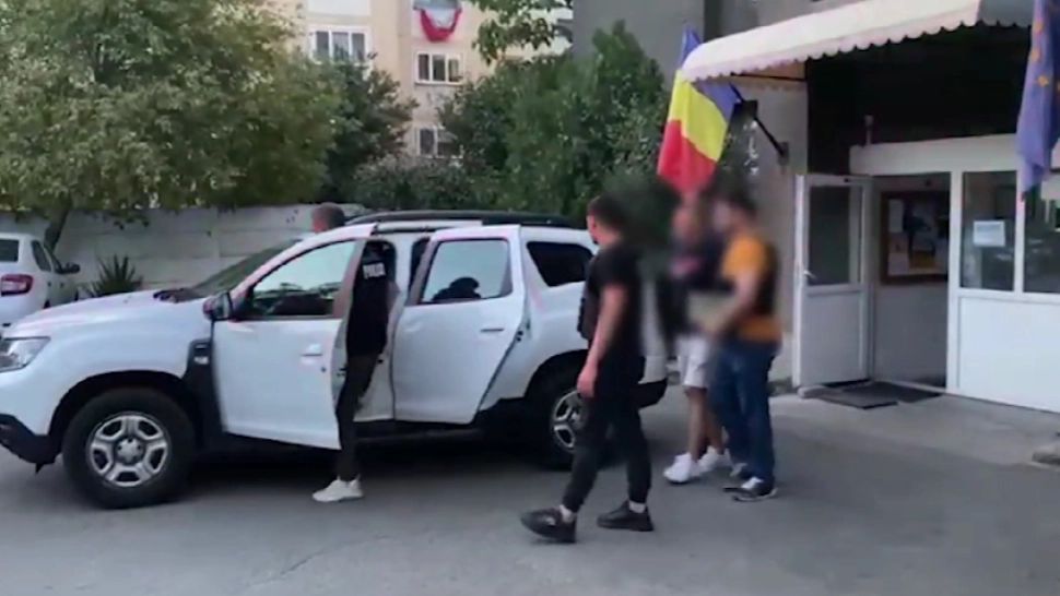 Bărbat reținut la 7 luni după ce a incendiat mașina iubitei! Ce riscă acesta/ Captură video