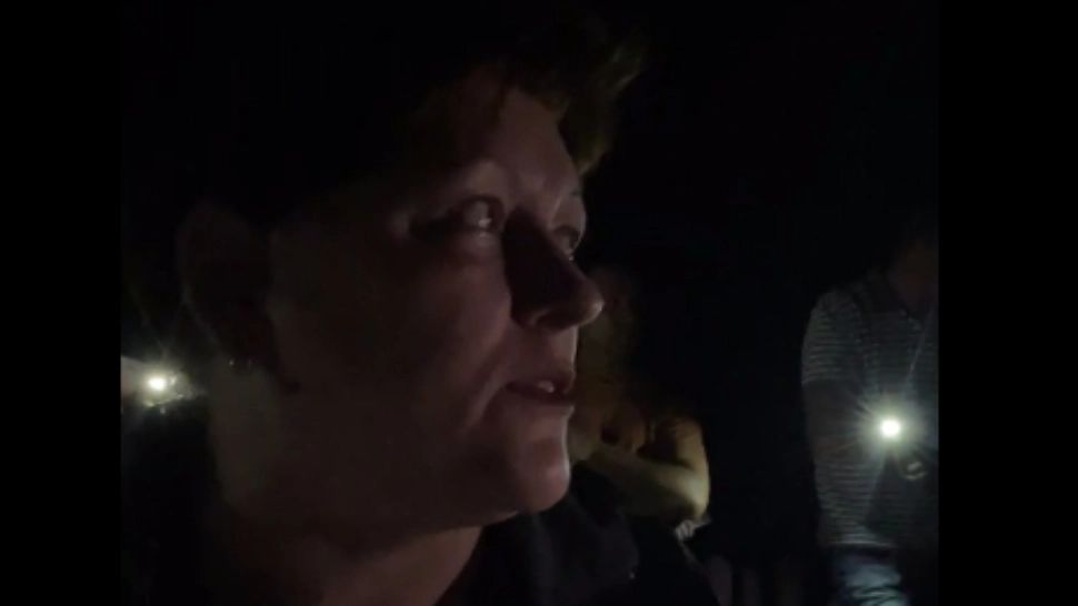 Protest la lumina telefoanelor, într-un cartier din Târgu Jiu!/ Captură video