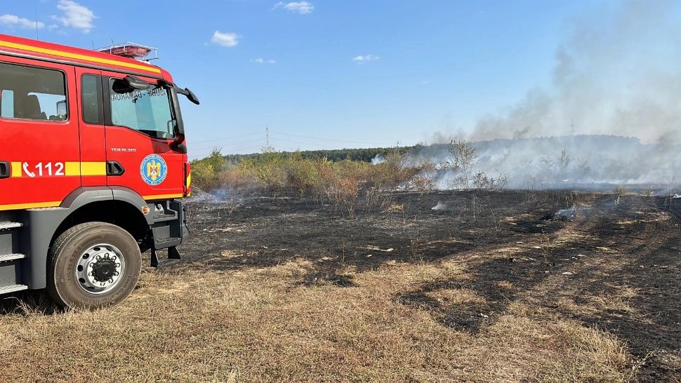 Incendiu de vegetație uscată, în Buftea. Din cauza vântului, focul s-a apropiat de calea ferată