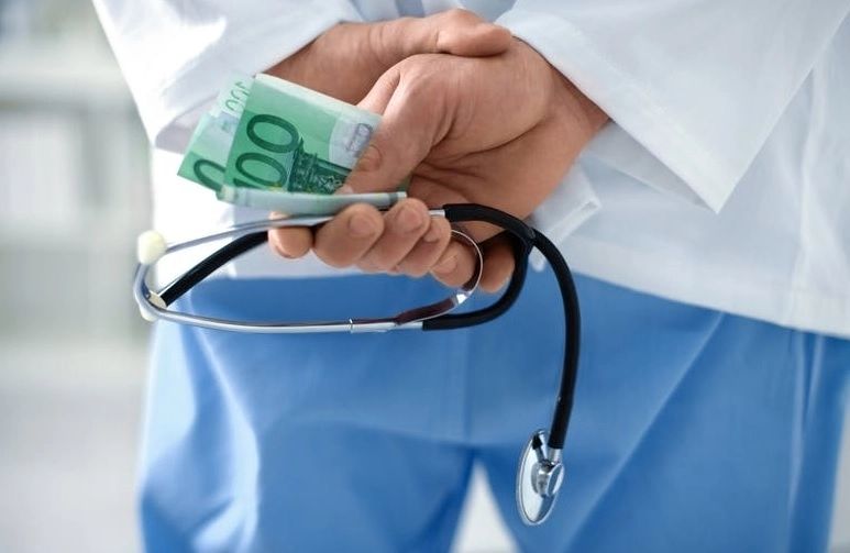 Cei 4 medici spăgari au bunurile confiscate și conturile blocate.