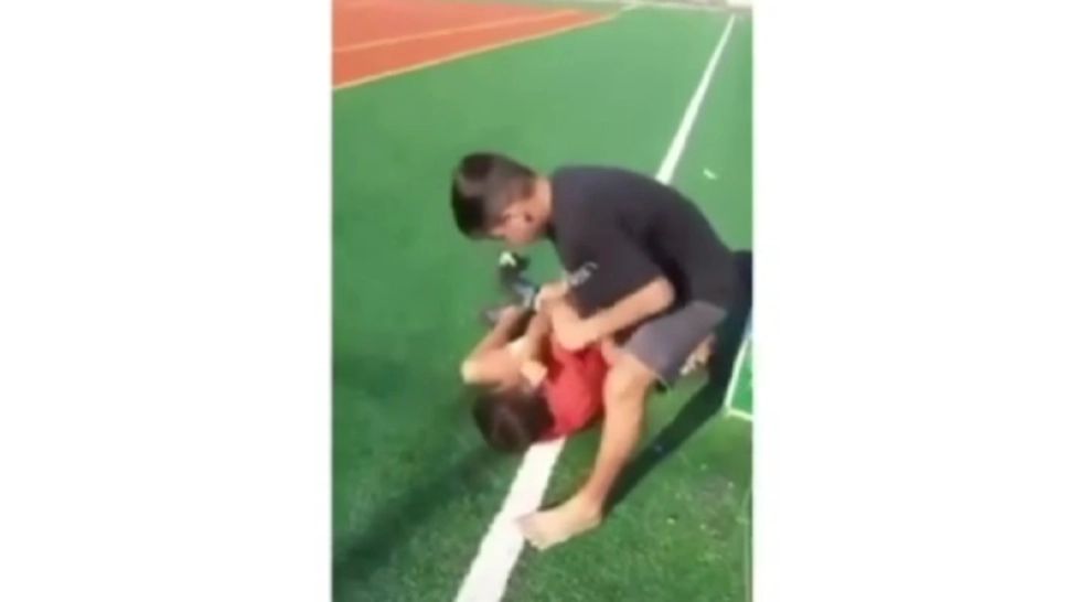  Copil de 12 ani, bătut cu bestialitate de un coleg 