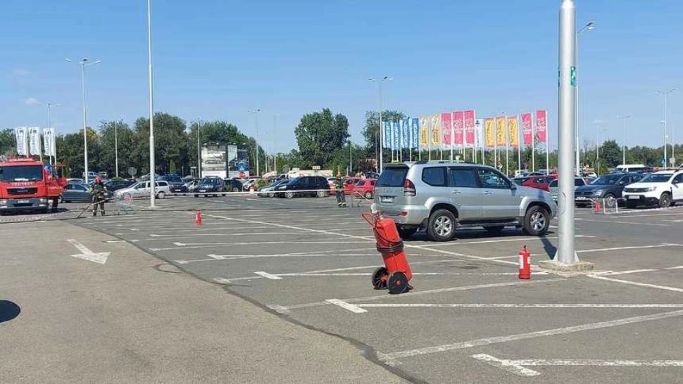 Parcarea unui mall, evacuata