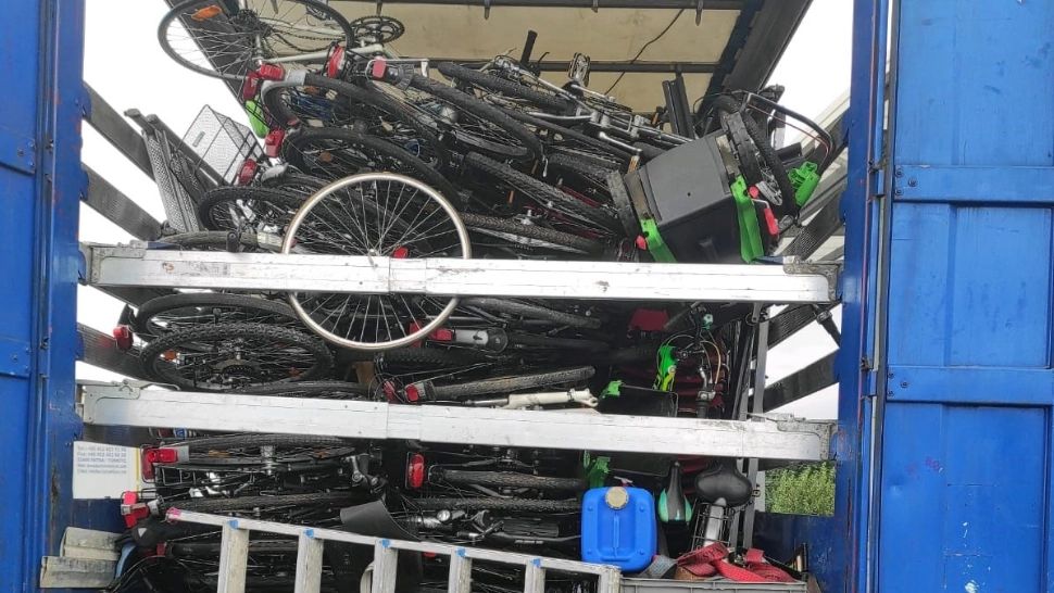 Deseuri pe post de electrocasnice și biciclete, depistate la vamă. Foto/Garda Mediu Arad