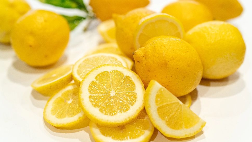Pune o felie de lămâie în apa în care fierbi ouăle și vezi ce se întâmplă! Trucul care îți va ușura viața - Rezultat uimitor