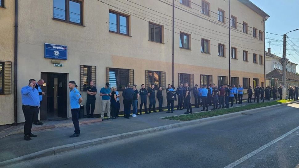 Deținuți păziți de secretare și contabile în timpul grevei din penitenciare