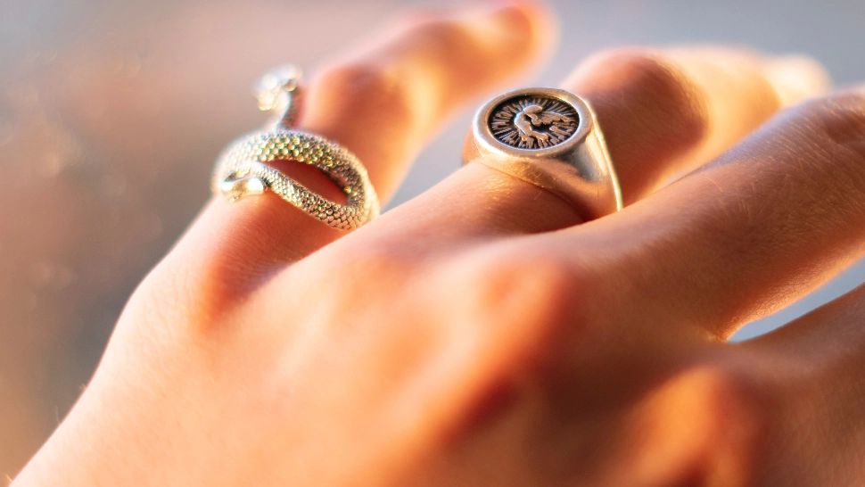 Cum să porți inelele ca să atragi succesul. Foto/Unsplash