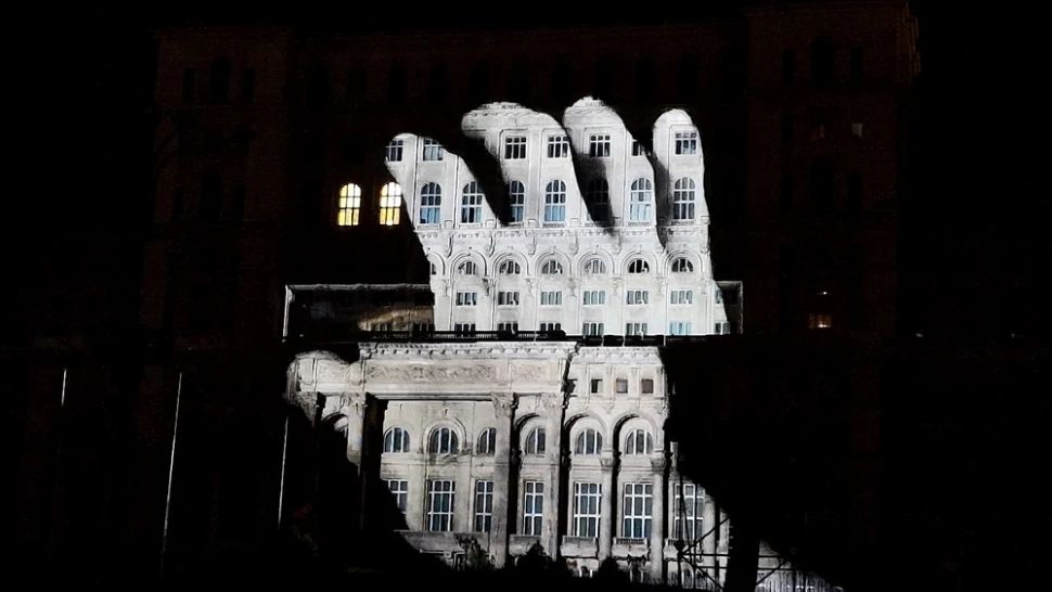 Spectacol de lumini pe Palatul Parlamentului, compromis de becurile lăsate aprinse în birouri