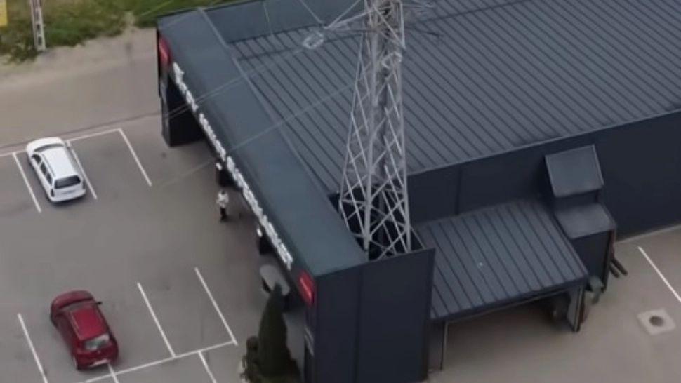 Magazin cu stâlp de electricitate „integrat”. Foto/sansanews
