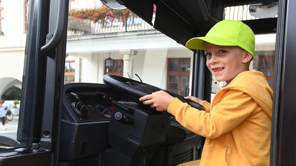 Un băiat de 10 ani și sora sa de 11 ani au fugit de acasă cu mașina, supărați că mama le-a confiscat telefoanele