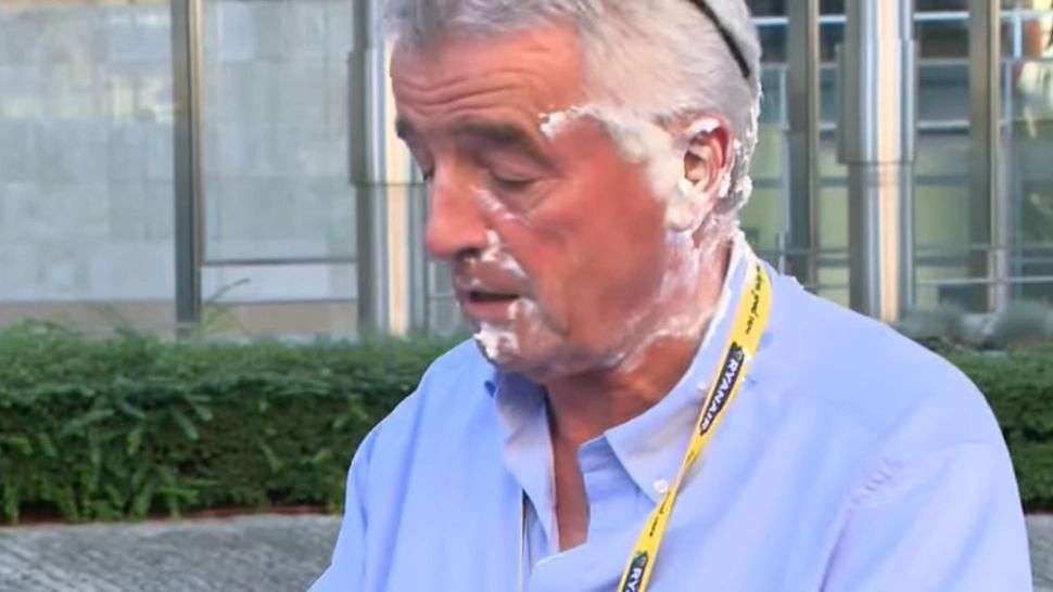 Momentul în care șeful Ryanair primește o placintă cu frișcă direct în față. Foto: Captură YouTube