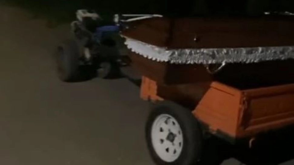 Cu unchiul în sicriu, prin sat. Foto/Captură video