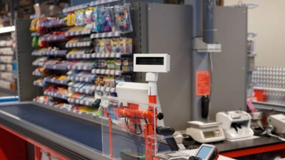 Motivul pentru care supermarketurile pun gumă de mestecat și baterii la casele de marcat