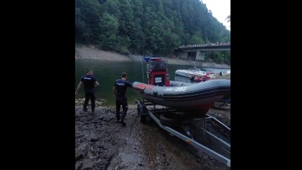 După 3 ore pompierii au renunțat la căutări. Foto/ISU