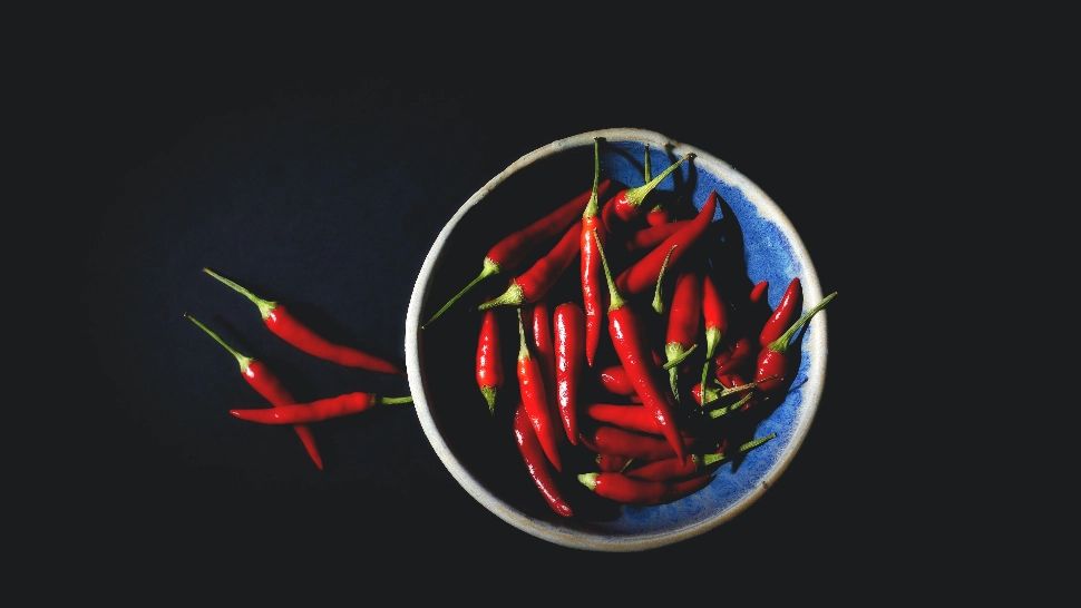 Ce trebuie să adaugi în ardeii iuți puși la murat, ca să rămână tari și colorați toată iarna. Ingredientul secret