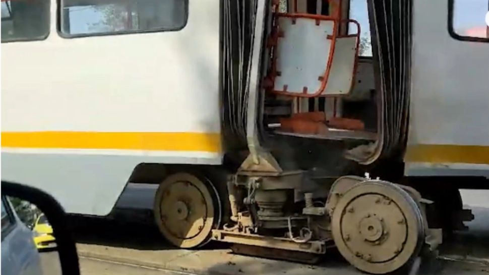 Un tramvai s-a rupt în două în mijlocul drumului, în București. Surse foto: Gandul  
