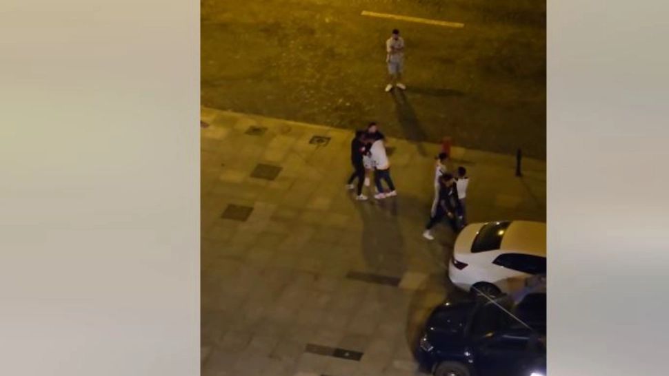 Ca-n Vestul sălbatic. Bătaie cu pietre, în centrul Vasluiului. Imagini șocante VIDEO