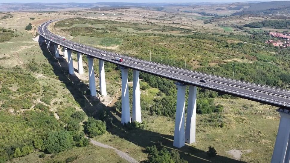 Pilonii de la viaductul Aciliu au început să se crape. Foto/Captură video