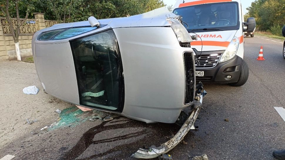Accident grav în Suceava, pe E85: O mașină s-a răsturnat la Bunești - 4 pasageri, printre care 2 copii, duși urgent la spital