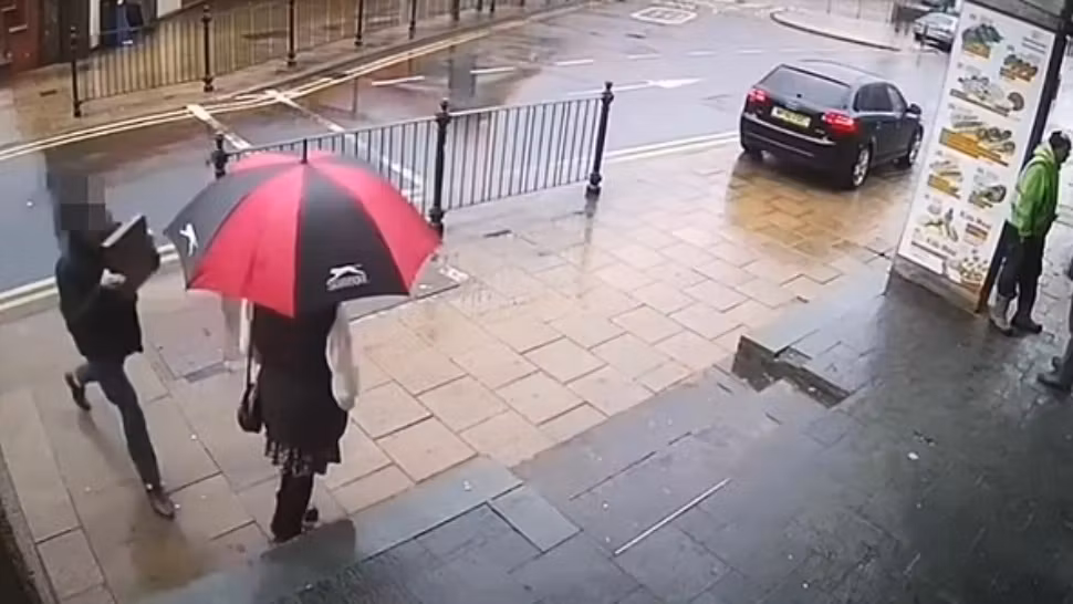 Scene șocante în țări din Europa: Atac rasist în plină stradă - O femeie care poartă hijab, lovită în cap cu o pavelă