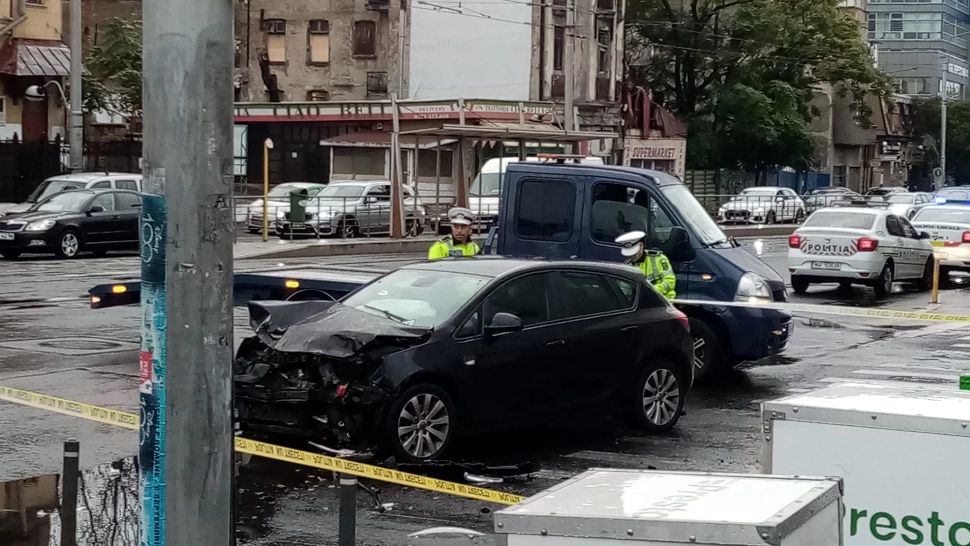 Haos în traficul din Capitală, luni dimineață! 15 troleibuze blocate în apropiere de Piața Victoriei - Val de accidente și blocaje - VIDEO