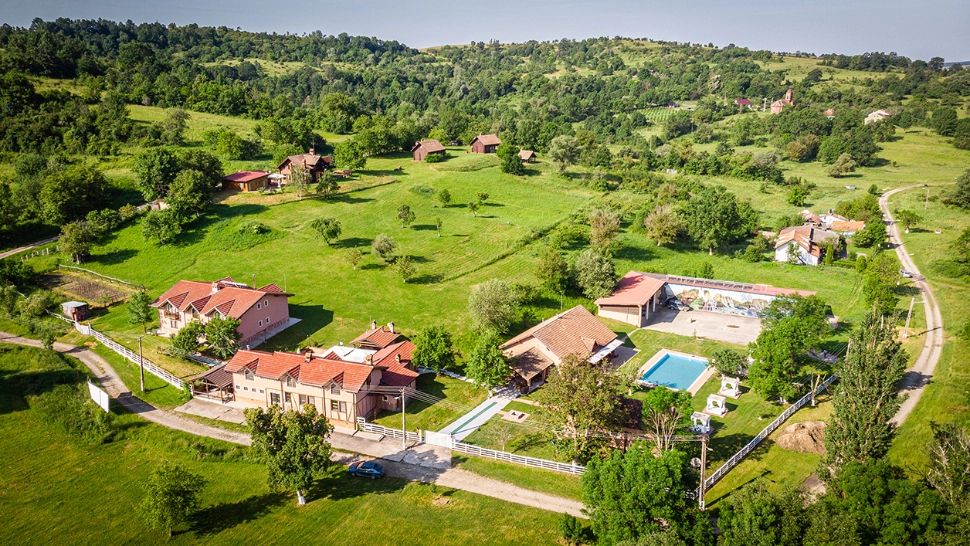 Cum ajung pământurile României pe mâinile străinilor - Resort de lux în Arad, în satul cu 10 oameni cumpărat de un miliardar italian