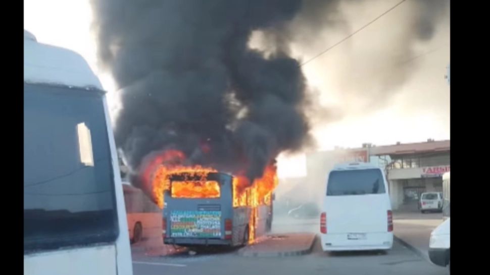 Autobuze mistuite de flăcări în autogara din Onești! Misiune contracronometru a pompierilor/ Captură video