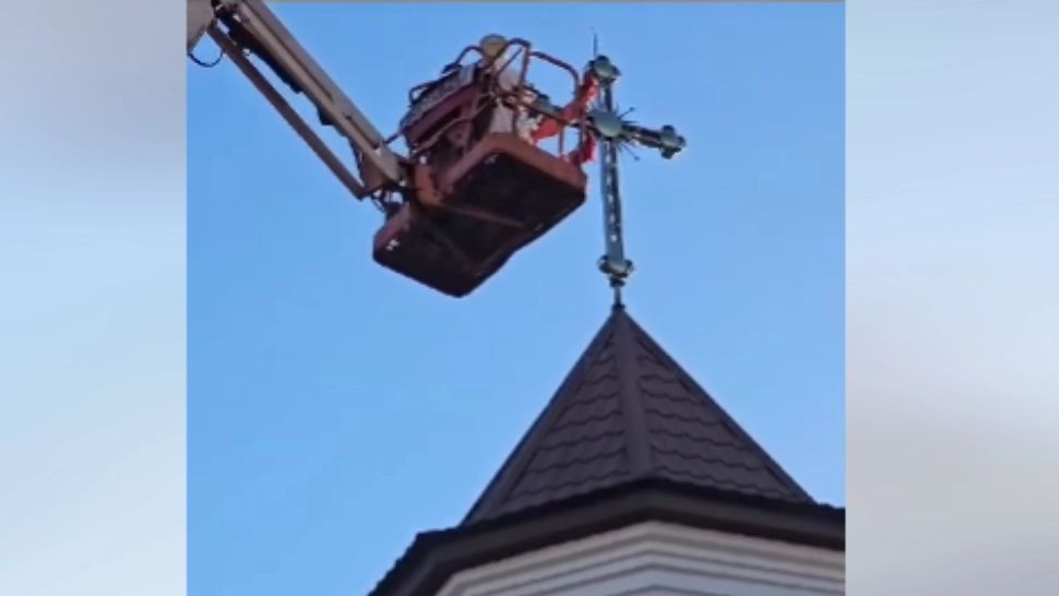 Arhiepiscopul Tomisului, ridicat cu macaraua pentru sfințirea crucilor unei biserici din Agigea/ Captură video