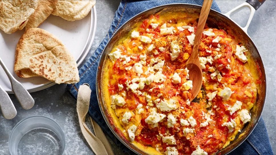 Vara, la tine în bucătărie! Cum prepari omletă grecească cu roşii şi brânză feta - Un mic dejun regesc/ Captură foto Click.ro