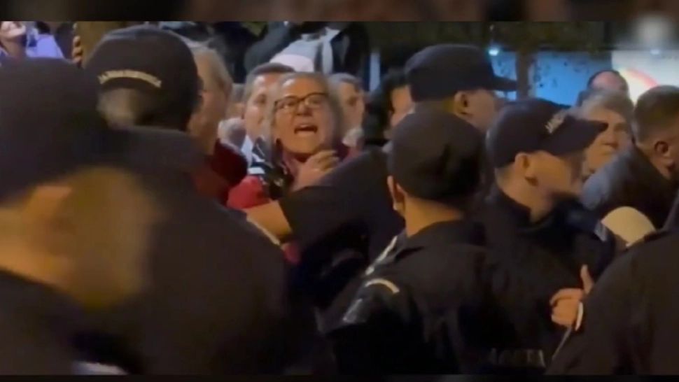Incident la pelerinajul de Sf. Parascheva de la Iași: Enoriașii s-au îmbrâncit cu jandarmii / Captură foto