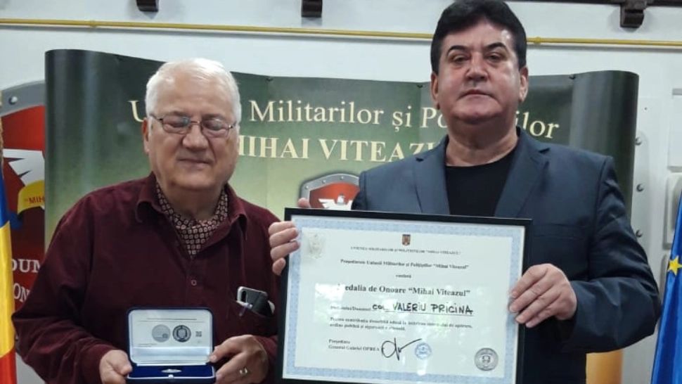 Diplomă și medalia de onoare a UMPMV pentru colonelul Valeriu Pricină. Distincțiile, conferite de Gabriel Oprea
