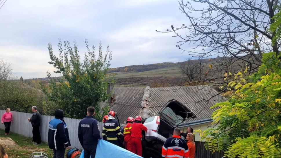 Accident înfiorător în județul Iași. A intrat cu mașina în plin într-o casă și a murit. Ipoteză ȘOCANTĂ - VIDEO
