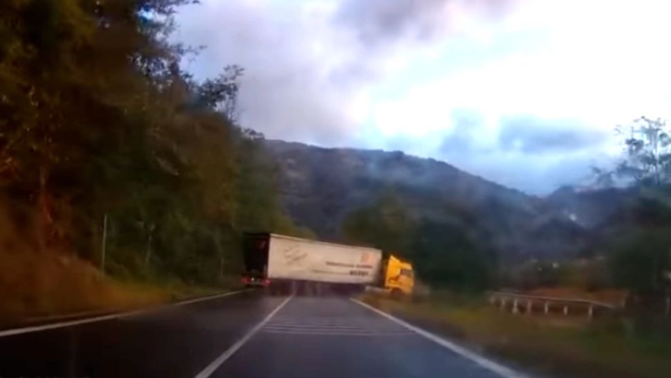 Momentul în care un TIR se răstoarnă în mijlocul drumului. Foto: Captură Youtube