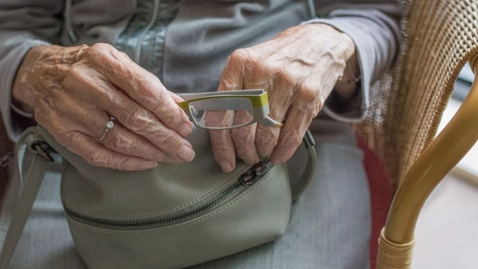 O nouă metodă de înșelăciune face victime în rândul pensionarilor: pentru ce scot din buzunar 1.000 de lei. Poliția a intrat pe fir