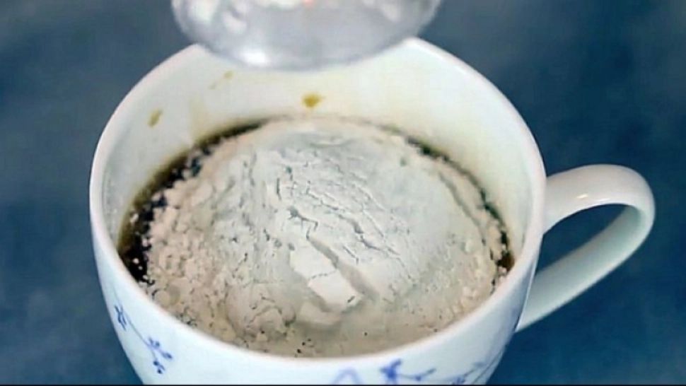 Ce se întâmplă dacă torni făină în cafea şi introduci cana la microunde