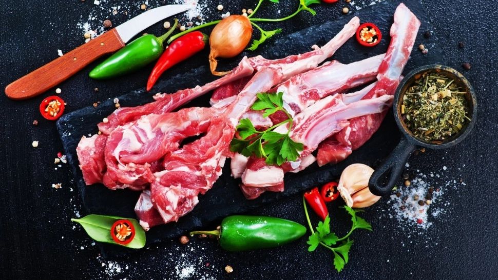 Când și câtă sare trebuie să pui la carne? Foto/Profimedia