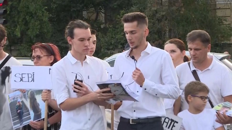 Protest în Piața Victoriei! Prietenii celor două victime ale accidentului de la 2 Mai au ieșit în stradă, în memoria lui Sebastian și a Robertei