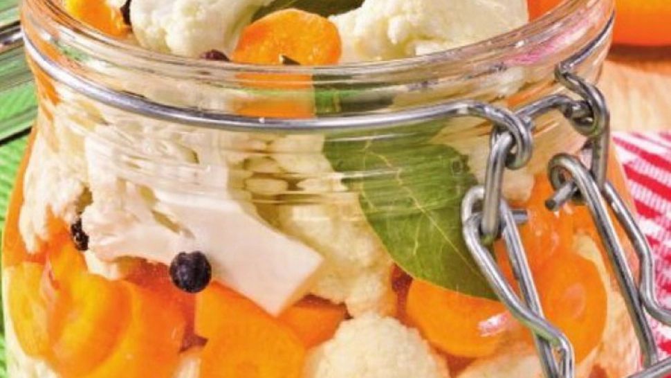 Conopidă murată în oţet, un adevărat deliciu pentru iarnă. Ingredientul care păstrează leguma albă