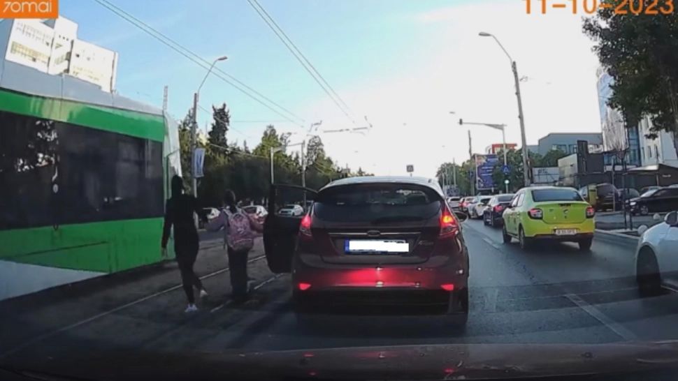 Cei care au văzut imaginile au luat foc! Șoferița a lăsat mașina în stradă, cu ușa deschisă și a traversat cu copilul de mână - VIDEO
