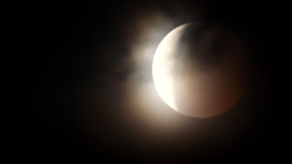 Eclipsă parțială de Lună, vizibilă de pe teritoriul României. Foto/Profimedia
