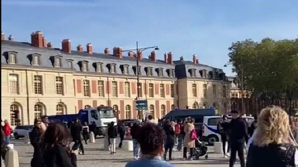 Alertă cu bombă la Palatul Versailles. Toți vizitatorii au fost evacuați - VIDEO
