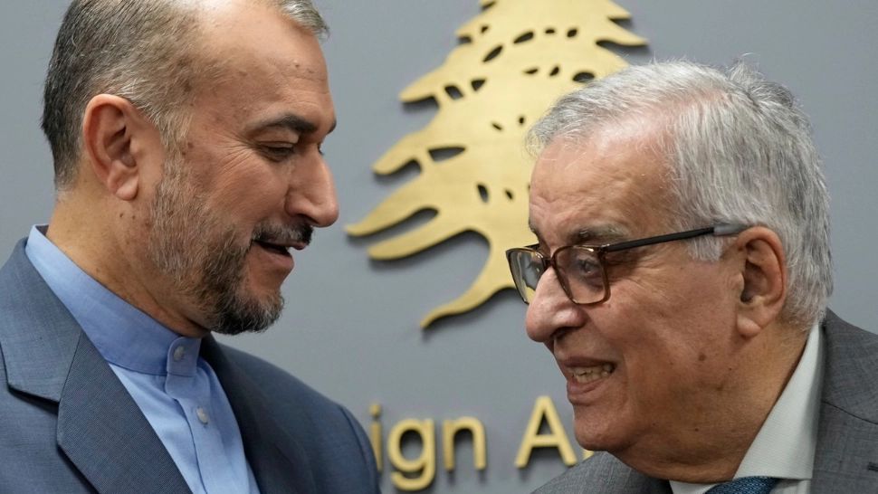 Ministrul iranian de externe Hossein Amirabdollahian (stânga) și omologul său din Liban Abdallah Bouhabib. Foto/Profimedia