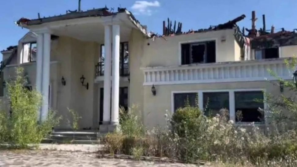 Fosta casă a lui Irinel Columbeanu din Izvorani a ajuns o ruină